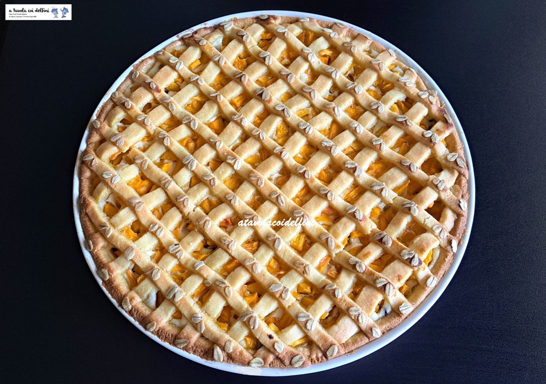 Crostata con marmellata di arance, crema di ricotta e cioccolato e percoche al limone