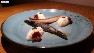 Sgombro al vapore con burrata e pomodori confit