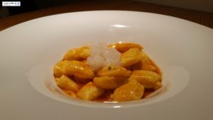 Gnocchi al pomodoro su fonduta di Taleggio e scampi 