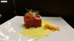 Tartare di fassona e salsa al tuorl od'uovo