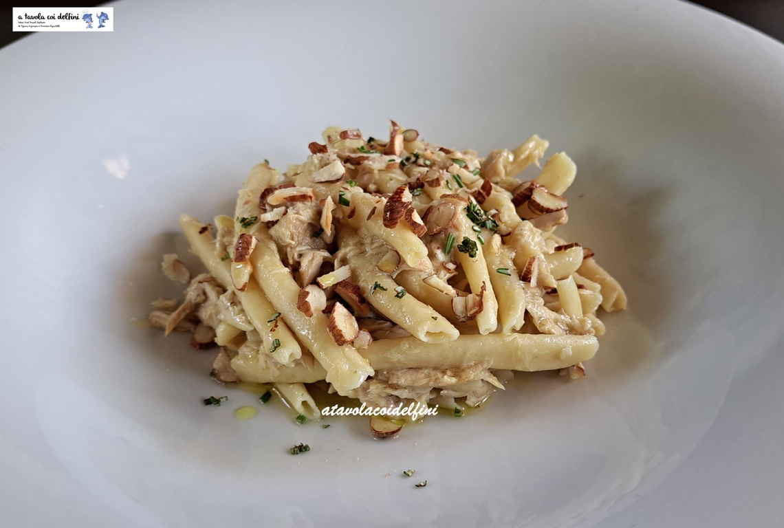 Fusilli di semola fatti a mano al palamita sott’olio, salsa di cipollotto brulè, mandorle tostate e rosmarino