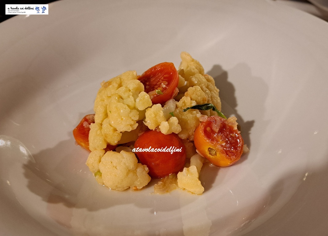 Cavolfiori brasati con cipolla rossa e alloro, con pomodori giallo-rossi da serbo di Crispiano