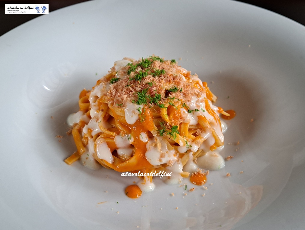 Tagliolini di semola al sugo di pomodori da serbo giallo-rossi, fonduta al parmigiano, prosciutto crudo e barbe di finocchio