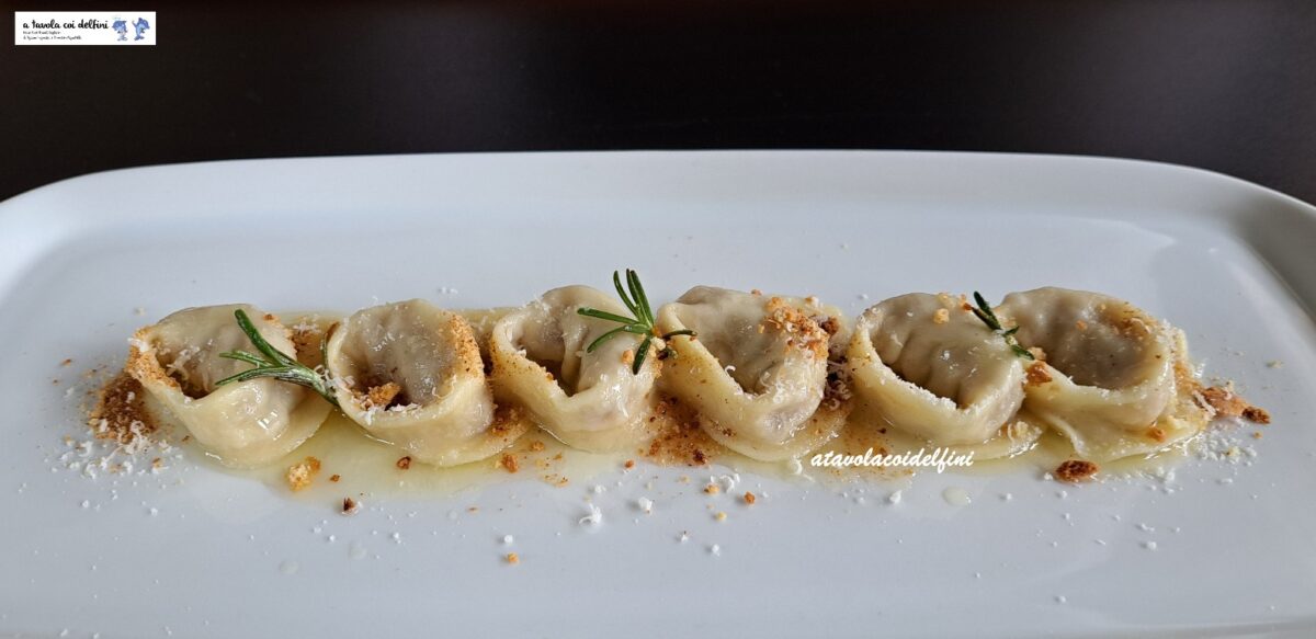 Tortelli di semola ripieni di salsiccia, patate e parmigiano con burro, rosmarino e granella di cantucci alle mandorle